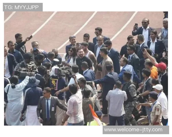 梅西印度行引发混乱当地官员指责组织方贪婪无能与球迷自拍成风